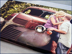 картина с машиной и влюбленная пара